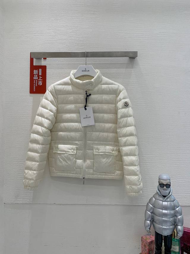 Moncler Lans 25早秋 女士短款轻薄羽绒服Lans 女士夹克是Moncler 历来爆款单品之一。不断革新演变，却仍保持其运动时尚精髓。日标90绒填充