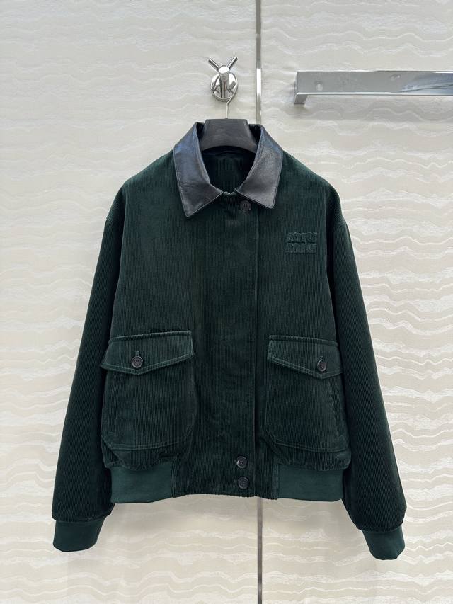 独家首发原单品质Miu系少女穿搭！知性分子学院风灯芯绒夹克外套100%羊皮领拼接！定染宝石绿！甜酷兼备减龄穿搭。落肩宽松不挑人版型上身巨显瘦！定制进口灯芯绒面料