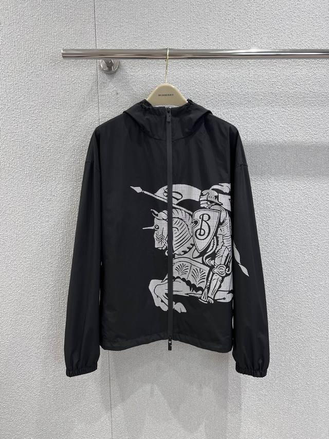 Burb*Rry 25Fw秋冬新品 马术骑士徽标印花尼龙外套独家Yb开发！高版出品！装饰点缀徽标Logo图案，正面采用了最经典最有识辨度的新款战马Logo设计、
