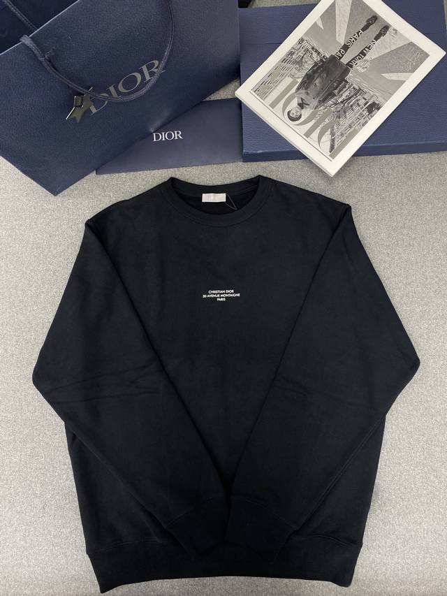 新品预告 黑色棉质印花卫衣 这款 Dior Montaigne 卫衣是二零二五冬季男装系列新品，彰显Dior 传承。采用轻盈的黑色棉质起绒面料精心制作，胸前饰以