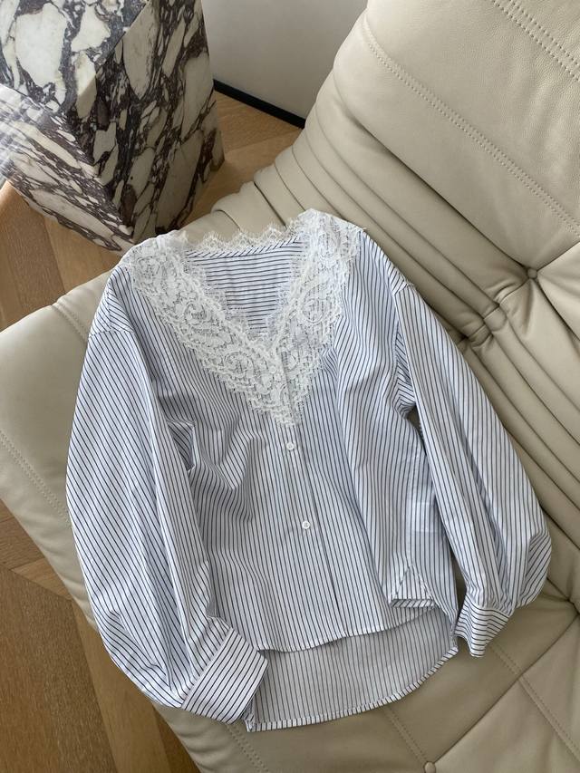 25Pf秋冬 法式蕾丝条纹衬衫 V领蕾丝拼接显瘦宽松版型设计廓形轻盈不厚重 整体A版型增添视觉时髦感 全棉面料手感紧实有骨感1色3码