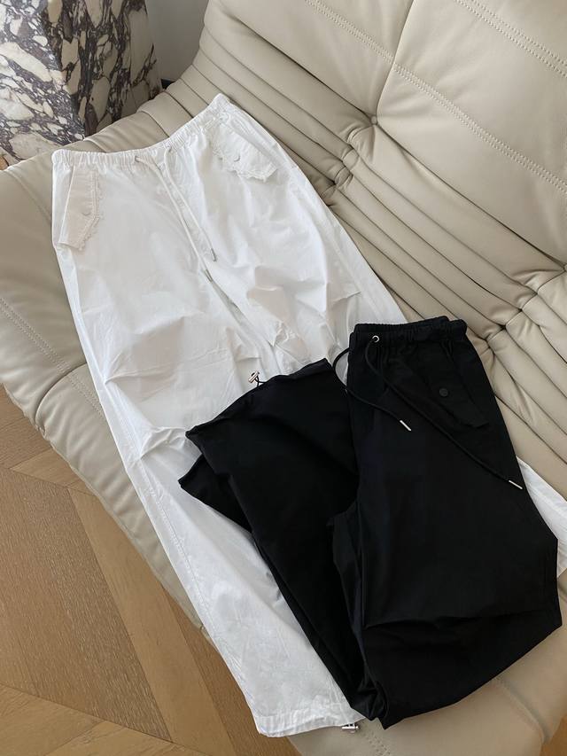25Ss春夏 蕾丝甜酷工装裤 设计简洁大方阔腿版型不仅显瘦百搭 口袋处拼接蕾丝边打破经典的甜酷感 无论是户外运动还是日常休闲 都能让你轻松驾驭2色3码