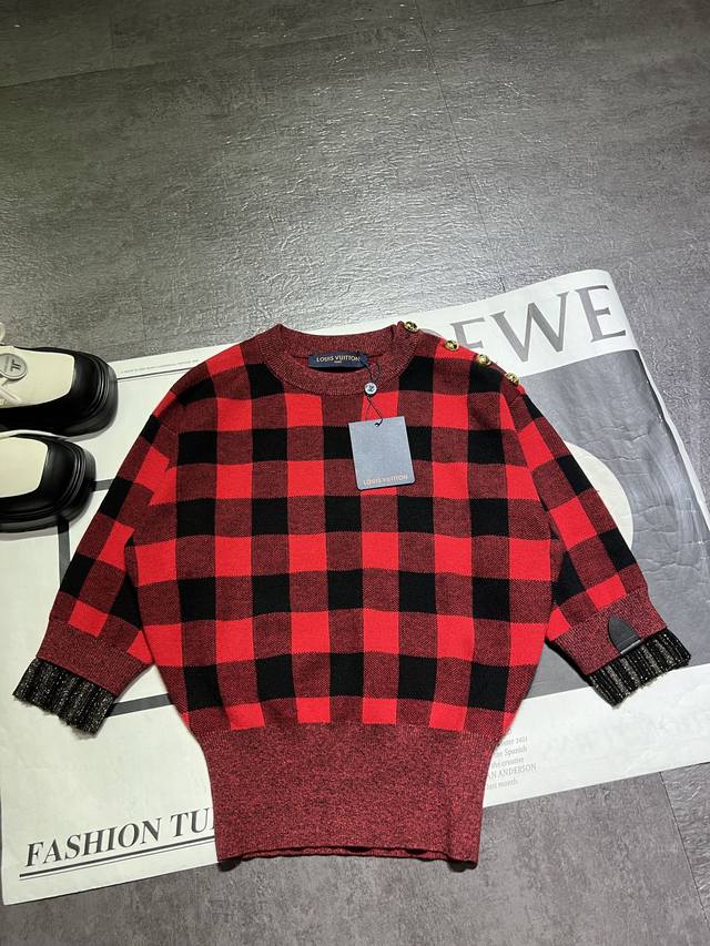 Louis Vuitton Lv 25早秋新款格纹拼色短袖，格纹经典又显格调，定制肩部金属扣、袖口拼接等设计，精致独特，彰显匠心 ，优质面料搭配精细针织工艺，质