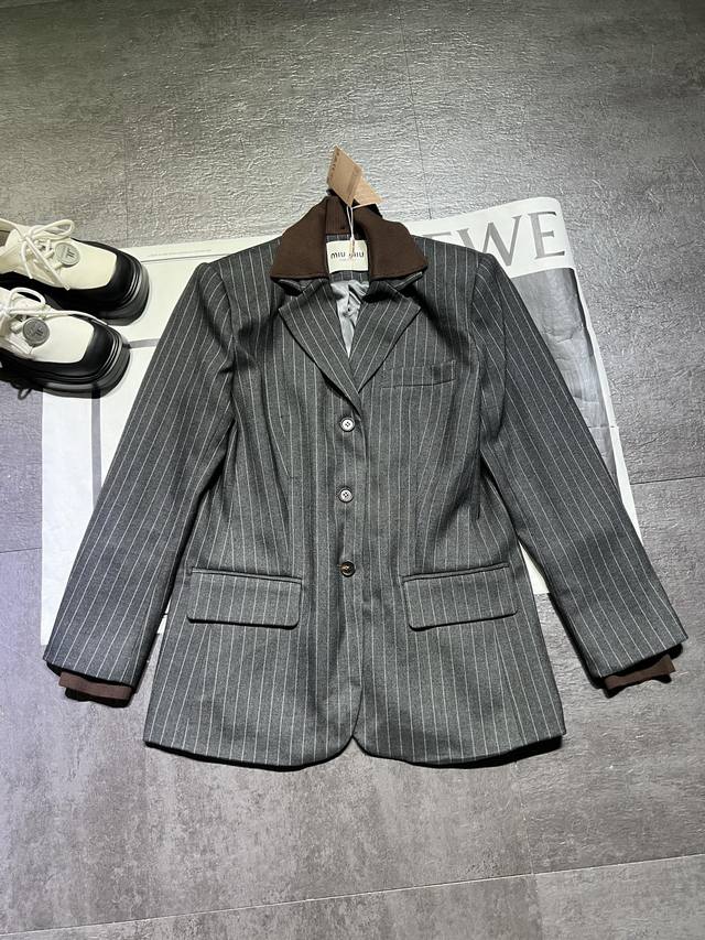 Miu Mi*灰色羊毛条纹西服，25早秋新款 缪缪羊毛面料，定制螺纹袖螺纹领子，领子拆卸，一衣多穿，经典版，上身超好看，大货出Sml