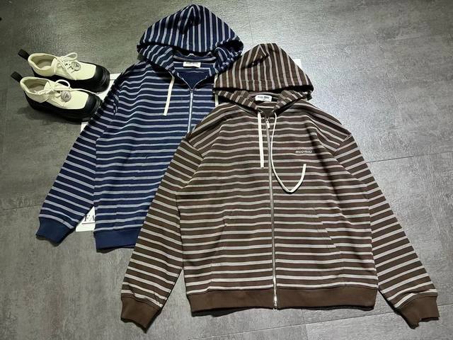 Miumi*缪缪 25秋冬新款，条纹连帽卫衣夹克出货，大版型男女同款，经典条纹，单穿跌穿，上身超好看，卫衣面料，两色现货Smlxl