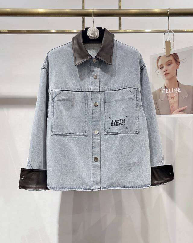 上新啦～独家高定绵羊皮牛仔外套首发 25Aw Maison Margiela秋装新款百分百绵羊皮撞色牛仔外套，太高级啦！领口袖口拼接绵羊皮设计凸显层次，翻领勾勒