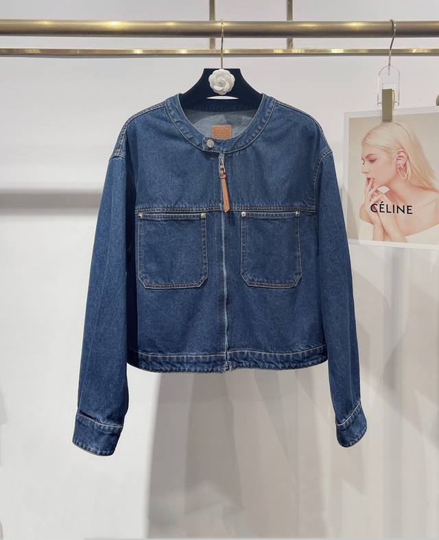 上新啦～独家高定牛仔外套首发 25Aw Loew*独家高品质皮牌复古牛仔外套真的太好穿啦～这款外套的设计简约而不简单 早秋穿搭轻松驾驭～短款箱型结构 修饰身材比