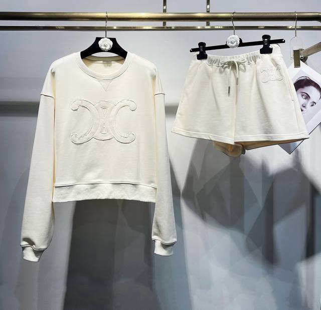 上新 独家高定套装首发 25Aw Celin*独家高品质休闲慵懒卫衣短裤套装，无需太多装饰 一套松弛感套装就可以带给我们 经典圆领休闲运动感套装 从各种大牌杂志