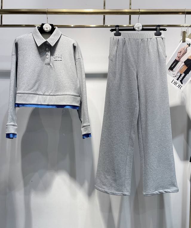 上新 独家高定套装首发 25Aw Miumi*独家爆款绣花字母假两件翻领卫衣长裤休闲套装，盲买不会出错系列 像这种最基础的套装 就是最适合加入衣橱的首选了 实穿