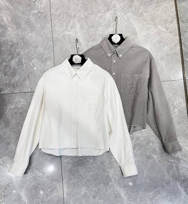 上新 独家高定衬衣首发 25Aw Miumi*独家爆款高版本贴布刺绣复古灯芯绒衬衣外套，进口Yb定制灯芯绒材质 比一般的衬衣要厚实 质感立体有毛绒感 胸前口袋装