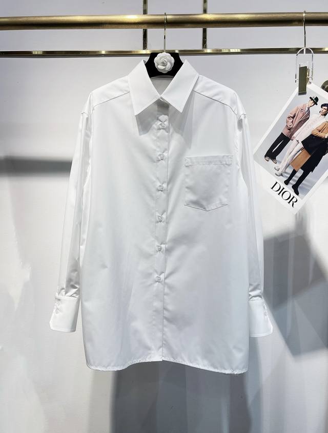 上新 独家高定衬衫首发 25Aw 爆款经典款进口棉质后面褶皱衬衫，后背百褶设计非常重工 文艺感更强 风格感更强烈细看每一处细节都很漂亮 经典翻领修饰脸型 搭配胸