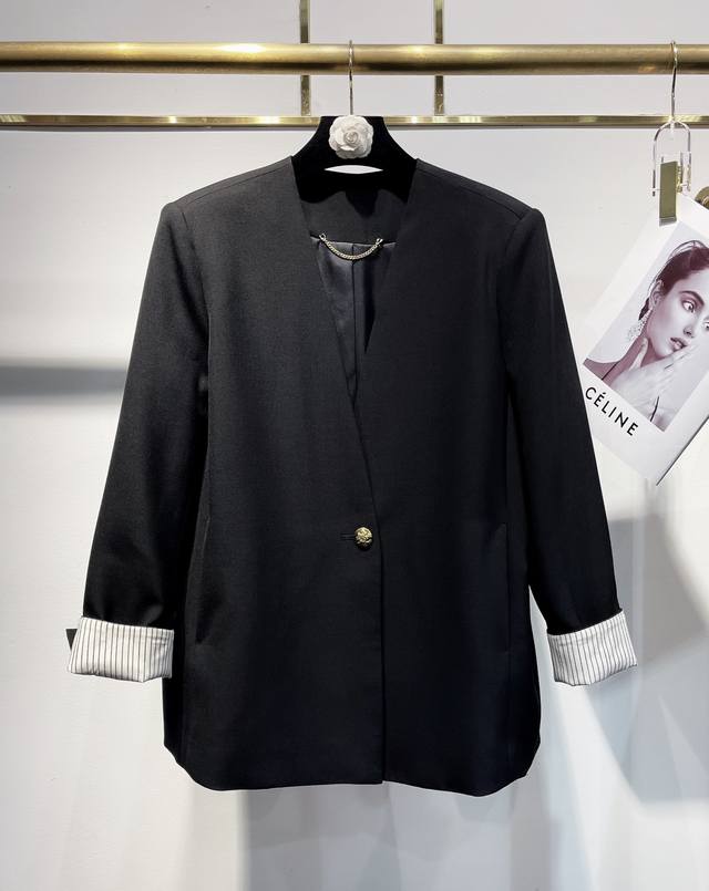 上新 独家高定西服外套首发 25Aw Celin*独家爆款高定进口百分百羊毛精纺V领薄西服 借由充满质感的极简轮廓 流畅垂坠的写意线条 V领设计 干练的线条宽肩