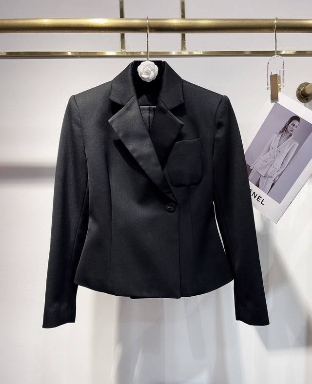 上新 独家高定西装外套首发 25Aw Saint Lauren*独家爆款拼接醋酸领短西装外套，高阶优雅气质的小西装 上身自带精英腔调 它的奢华 只有穿的人才懂