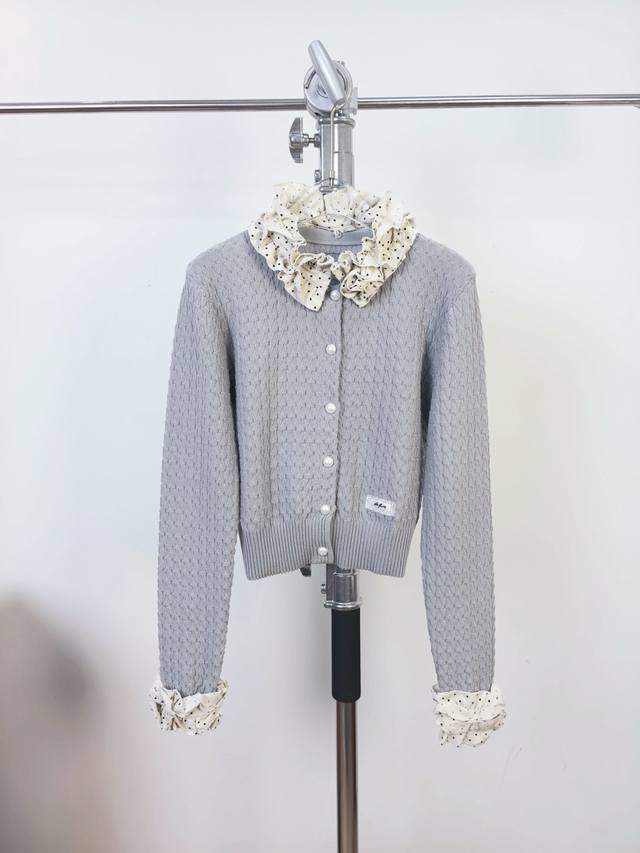 25新款 小众设计师品牌 领口翻领撞色波点 领口可拆卸 法式高级浪漫波点领口上衣 可单穿也可以当开衫搭配 袖口做了木耳边设计 简约大气又时尚 品质超赞 两色Sm