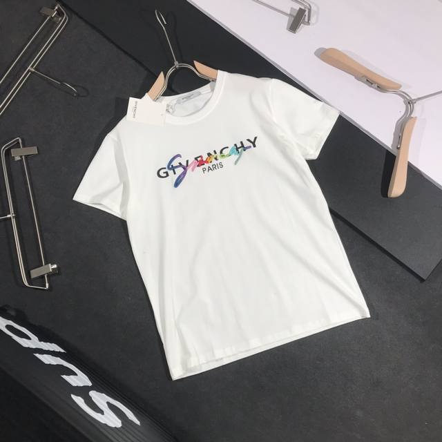 Gvc纪梵希 Gvc经典巨作Gvc字母高清印花彩虹色立体刺绣 20Ssg网同步男女同款短袖T恤，贸易公司全品相订单款。选用高档冰瓷棉主料，质感卓然 ，夏日必不可