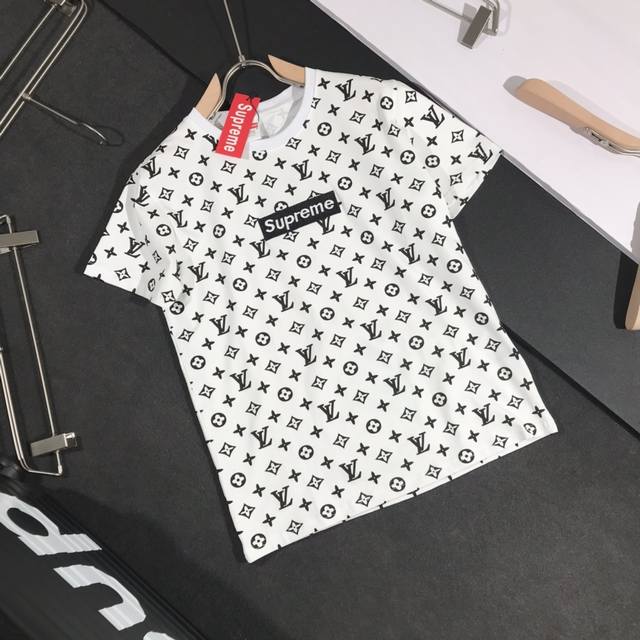 Lv&Supreme 驴家联名Sup的经典之作高清数码直喷印花胸前Sup高密度刺绣 20Ss G网同步男女同款短袖T恤，贸易公司全品相订单款。选用高档冰瓷棉主料