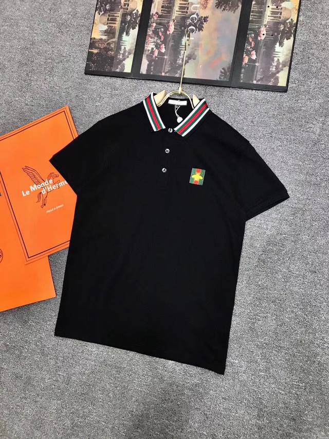 古琦 原单男士休闲短袖T恤， 新品，定制胸前顶级刺绣Logo 工艺、搭配整件细节 品质及剪裁设计都堪称一流，定制进口丝光珠地棉面料！型格十足，配色轻熟百搭。M-