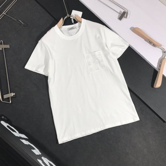 Hermes爱马仕 20Ss春夏新款简约款胸前口袋高密度刺绣简约大方 20Ss G网同步男女同款短袖T恤，贸易公司全品相订单款。选用高档冰瓷棉主料，质感卓然 ，