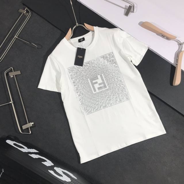 Fendi芬迪 F家20烫银印花麻辣鸡限定款Ins超火系列 20Ss G网同步男女同款短袖T恤，贸易公司全品相订单款。选用高档冰瓷棉主料，质感卓然 ，夏日必不可