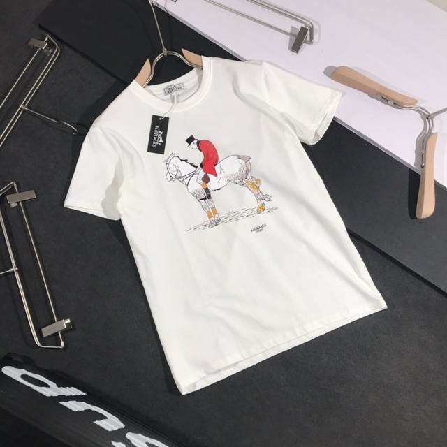Hermes爱马仕 H家最新马术表演系列高清数码印花 20Ss G网同步男女同款短袖T恤，贸易公司全品相订单款。选用高档冰瓷棉主料，质感卓然 ，夏日必不可少。尺