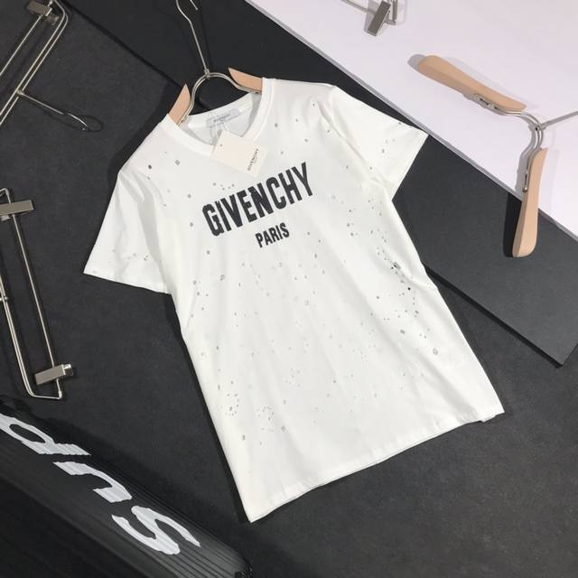 Gvc纪梵希 万年款的纪梵希破洞系列 20Ss G网同步男女同款短袖T恤，贸易公司全品相订单款。选用高档冰瓷棉主料，质感卓然 ，夏日必不可少。尺码：S-2Xl