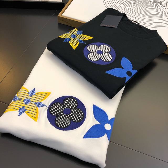 路易20Aw早秋新款拼绒棉布材质白色圆领卫衣，男女同款经典Monogram花卉图案刺绣休闲宽松套头运动衫！贸易公司渠道稀出，同步官网发售10120Rmb！ 年早