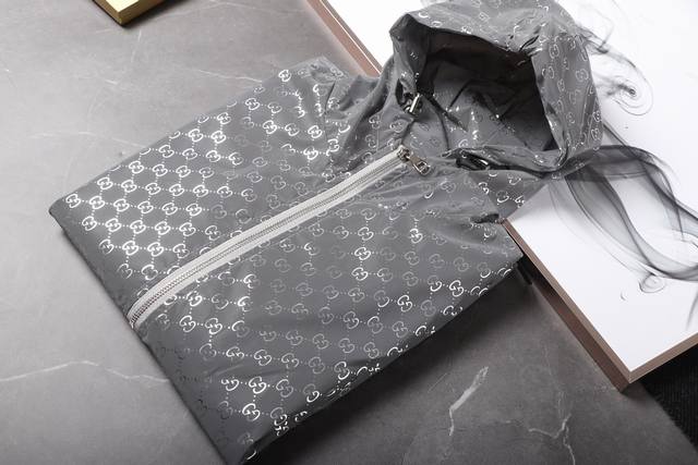 Gucci 专柜在售款， Ss新品男女同款拼色薄款夹克轻盈连帽外套，饰有品牌专属标识字母Logo图案印花工艺设计！有可调式抽绳连帽与衣摆原版五金按扣设计！高端成