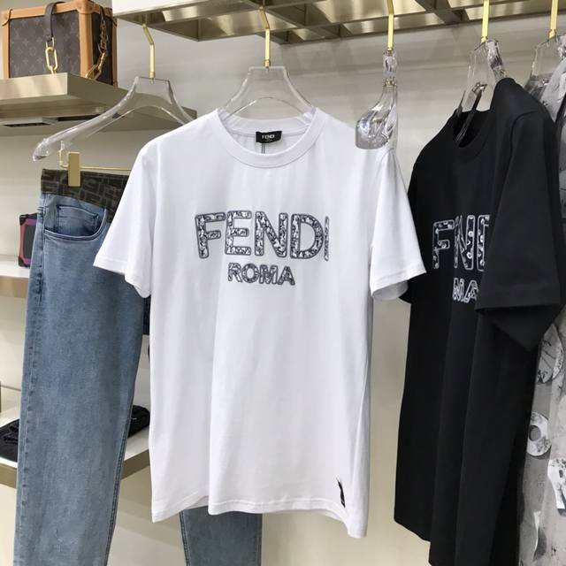 Fend 专柜新款刺绣Logo短袖T恤Fend Roma时尚刺绣贴布标识！现代化的优雅造型，美妙绝伦元素仅限当代的时尚品味！胸前标识字母图案运用贴布绣花设计增添