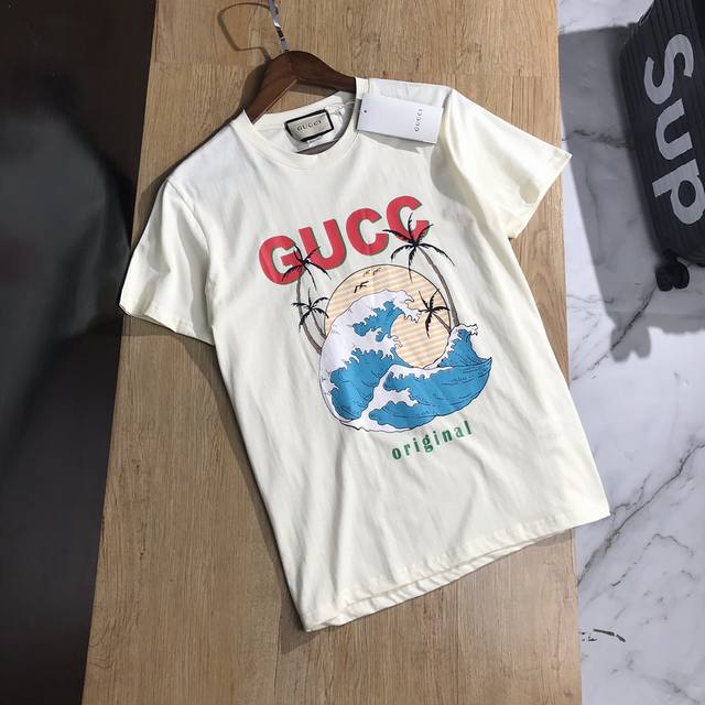 Gucci古奇 20Ss早秋限定款夜空主题 20Ss G网同步男女同款短袖T恤，贸易公司全品相订单款。选用高档冰瓷棉主料，质感卓然 ，夏日必不可少。尺码：S-2