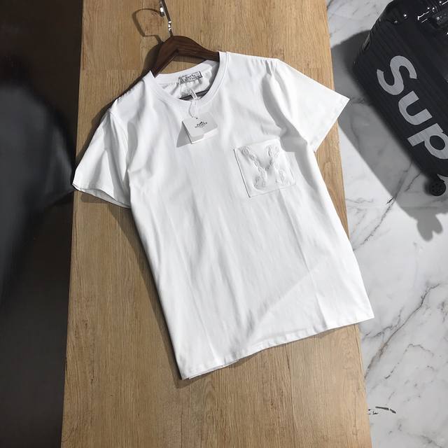 Hermes爱马仕 20Ss爱马仕简约款巨作胸前口袋高密度刺绣 20Ss G网同步男女同款短袖T恤，贸易公司全品相订单款。选用高档冰瓷棉主料，质感卓然 ，夏日必