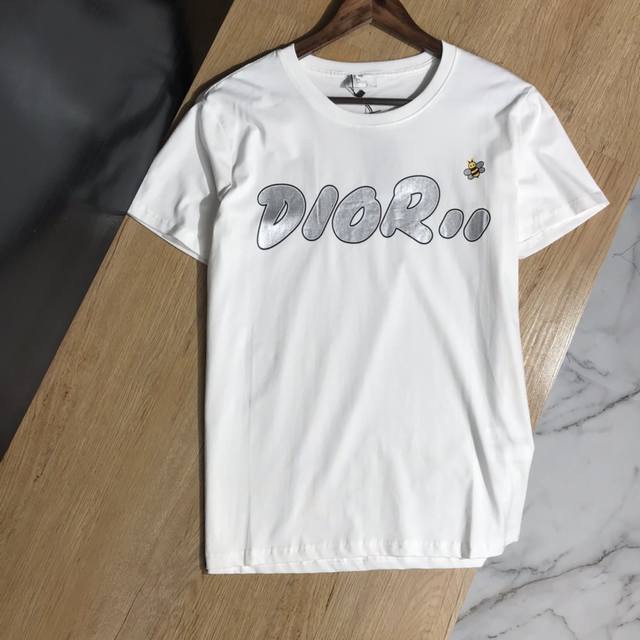 Dior迪奥 Dior小蜜蜂标语烫银印花 20Ss G网同步男女同款短袖T恤，贸易公司全品相订单款。选用高档冰瓷棉主料，质感卓然 ，夏日必不可少。尺码：S-2X