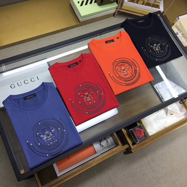 爆款上新 Gu.Ci 夏装新品 时尚风十足，最新字母印花压胶图案圆领短袖T恤 进口顶极高密度双丝光面料 极为亲肤舒适 摸上去非常的细腻，质感很好，采用优质螺纹针
