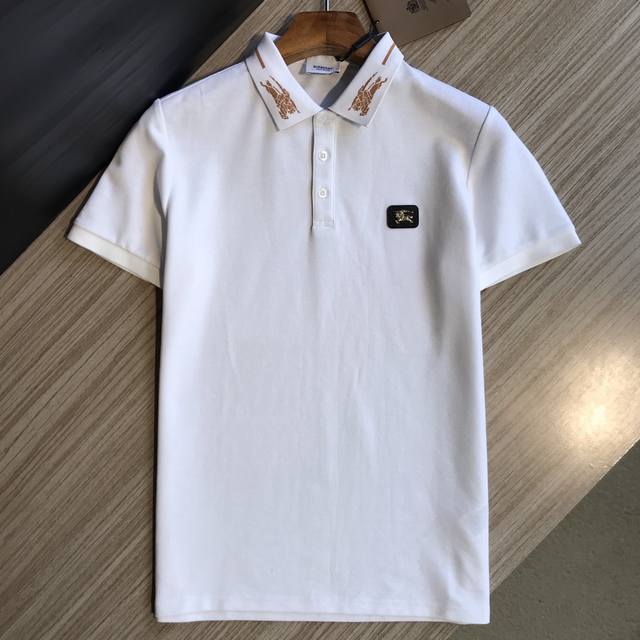 巴宝莉 Burberry 春夏新款，经典翻领polo衫。定制原版珠地面料，丝滑细腻、舒适透气、不易起皱，胸前经典小Logo五金点缀，领子品牌元素点缀，清晰立体，