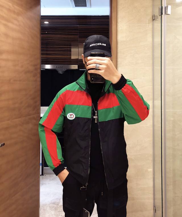 原单夹克 Gucci古奇 Ss休闲夹克 品牌大厂出品 做工非常之精细 版形调教极好 品牌供应商定制面料 上身舒适度爆棚 辅料点缀 休闲穿搭不二之选。码数：M-3