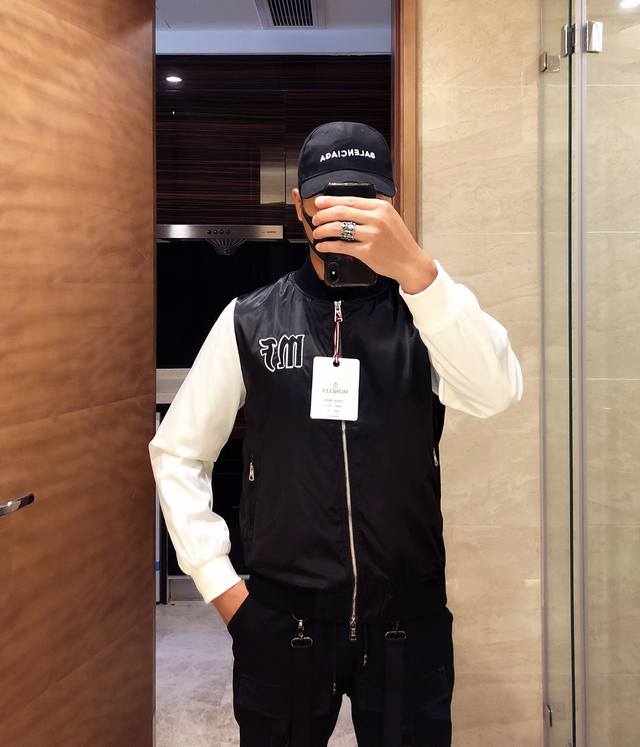 原单夹克 Moncler 蒙口 Ss休闲夹克 品牌大厂出品 做工非常之精细 版形调教极好 品牌供应商定制面料 上身舒适度爆棚 辅料点缀 休闲穿搭不二之选。码数：