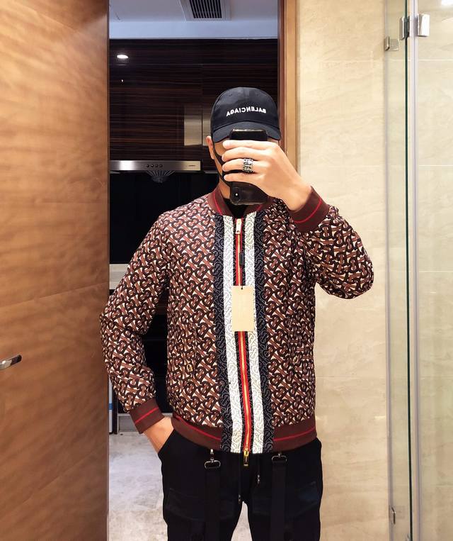 原单夹克 Burberry巴宝莉 Ss休闲夹克 品牌大厂出品 做工非常之精细 版形调教极好 品牌供应商定制面料 上身舒适度爆棚 辅料点缀 休闲穿搭不二之选。码数