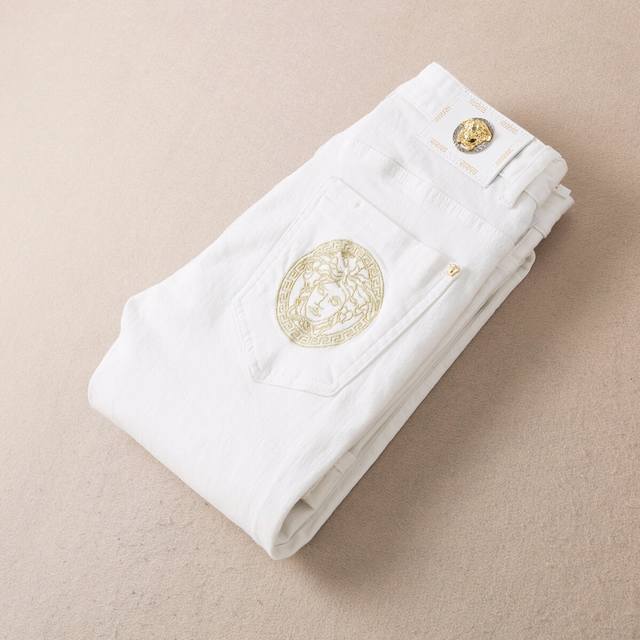 Versace 范思哲 年夏季新款原单牛仔裤！意大利奢侈品男士牛仔裤 选用进口水洗丹宁布 精致的专柜五金，上等真皮皮牌 一流洗水工艺 Ykk大牌专用拉链，男士弹