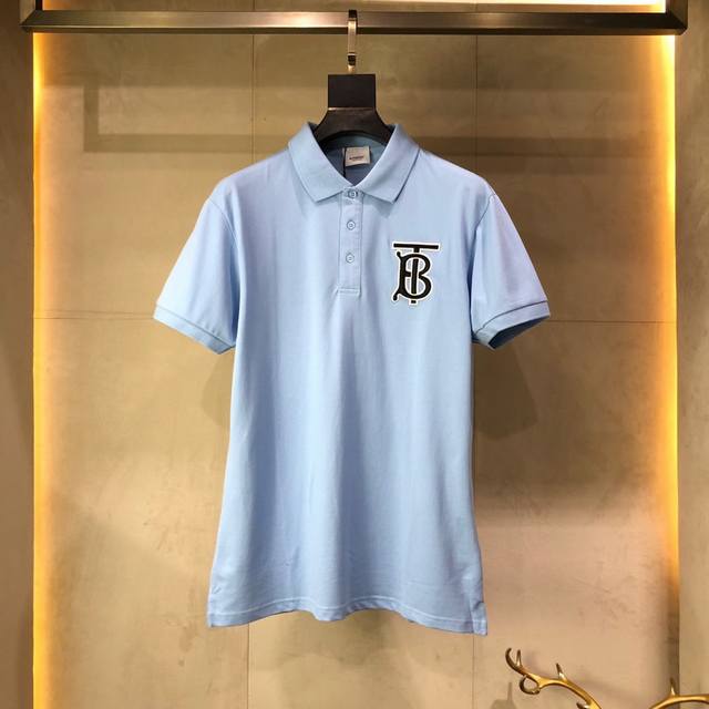 Burb**Ry 巴宝 莉、 春夏最新款，欧洲专柜经典翻领polo衫！定制专柜高支数珠地丝光欧棉面料，细腻柔软，胸口采用立体刺绣工艺简约字母Logo图案，上身版