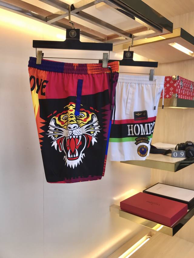 男士时装商务款休闲短裤，顶级香港洋行货，新品精英商务必入的类型，可遇而不可求。 尺码 M-4Xl
