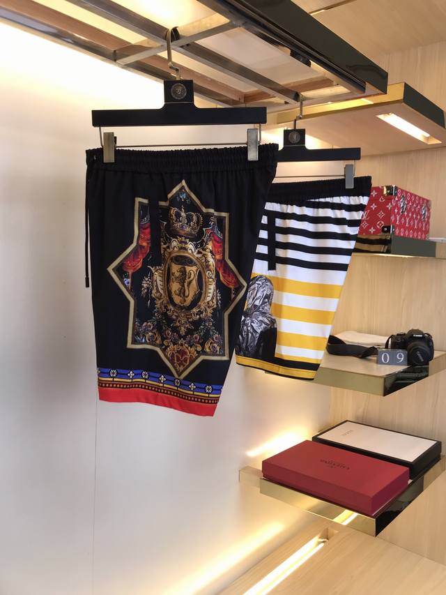 D&G 男士时装商务款休闲短裤，顶级香港洋行货，新品精英商务必入的类型，可遇而不可求。 尺码 M-4Xl