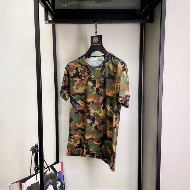 Off-White Ss动漫联名限定系列箭头短袖T恤 采用的交叉箭头融合迷彩印花图案 给整件衣服添加了青春的活力，落肩微廓版型，男女均可驾驭，码数M-3Xl