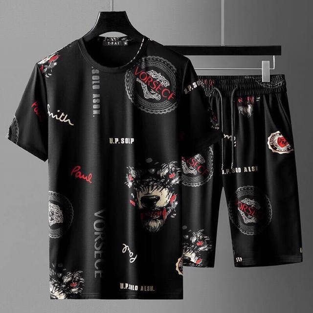 直 Versace范思哲 官网同款.世界知名奢侈品牌.夏季男士 双丝光 高品质货套装 采用进口原单面料 ，当季时尚潮流款，百搭爆款。简洁大方，精密的车工，让您走