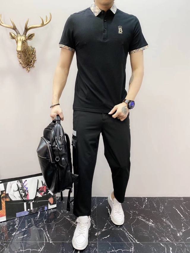 巴宝莉 春夏新款男士短袖T恤 定制人棉面料 舒适感很好 独特烫钻图案立体清晰 更是让您无敌帅 喜欢这种酷酷的感觉从图案到配色都是那么的自然 和谐夏天就是需要一件