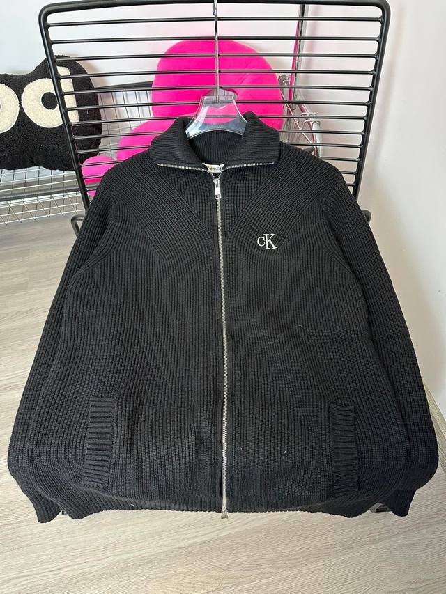 款号：Hmy171# Ck 胸口刺绣立领针织外套 Calvin Klein 专柜同款 胸口Ck小标刺绣 经典设计整体采用羊毛针织 克重 1000G 左右 抗3级