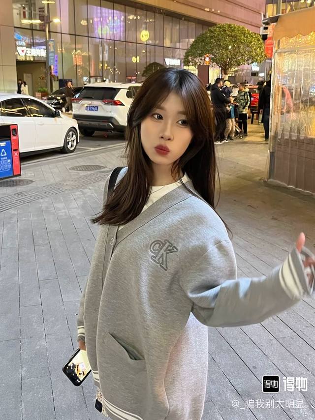 款号：Hmy164# 模特咨询图组 Ck 经典镂空绣花毛衣针织开衫外套男女款 对色定染羊毛混纺棉纱线 高克重高密度超高品质 毛料柔软细腻亲肤 触感软糯丝滑 手感