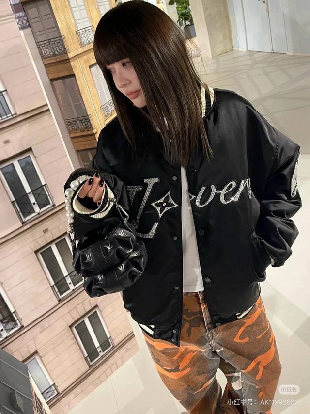 款号：Hmy163# 模特咨询图组 Lv 路易威登菲董联名款烫钻绣花棒球服夹克外套 多明星网红爆款百搭款 精密万针绣花不漏针全方位1.1还原所见即所得 面料防风