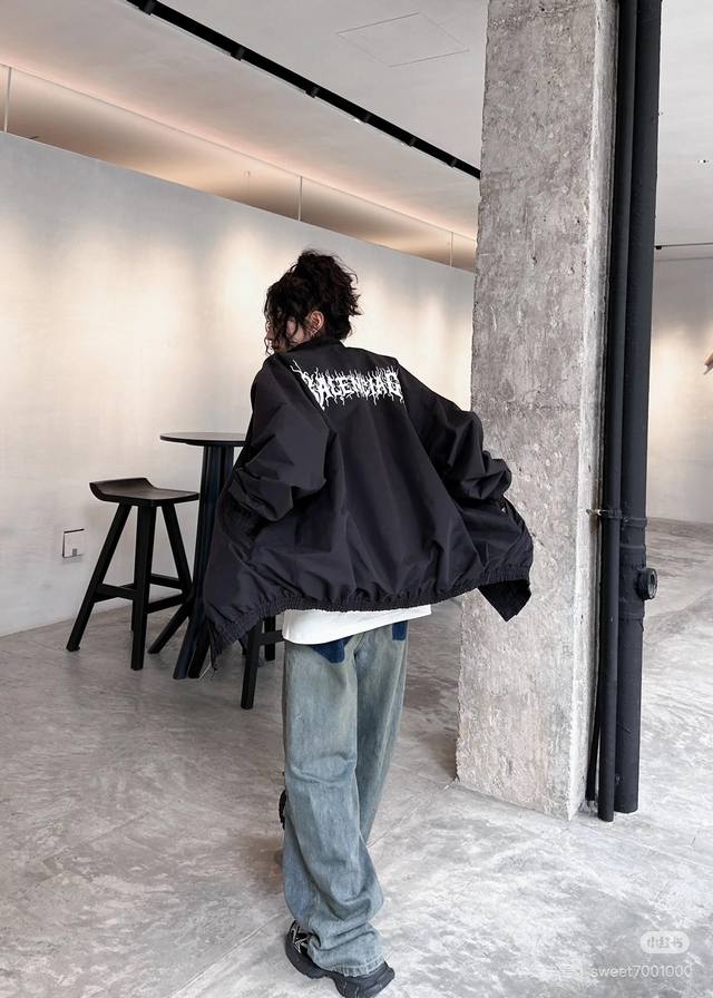 款号：Hmy162# 模特咨询图组 Balenciaga-巴黎世家24新款刺绣火焰外套 面料采用纯棉面料，上身舒适顺滑，内里复衬内，后背火焰采用高密度刺绣，袖口