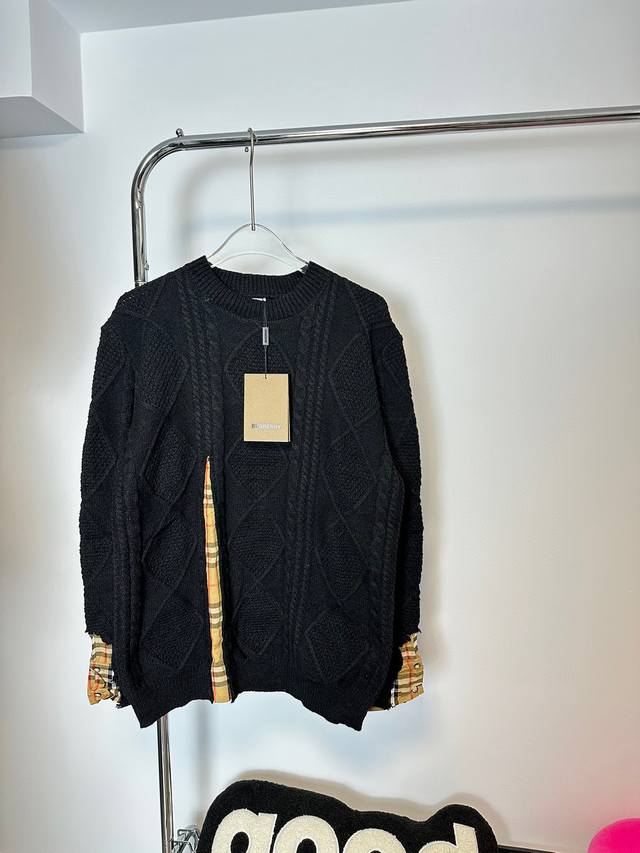 款号：Hmy60# 巴宝莉格子拼接圆领毛衣 Burberry专柜同步针织毛衣 采用兔毛绒包心纱纯棉面料 克重高达900克左右 经典格子拼接制作 版型超正 大厂流