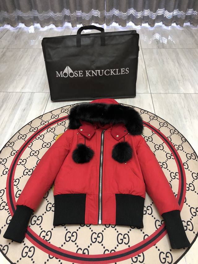 款号：Y117 颜色：黑色 红色 米白 Moose Knuckles 剪刀03 女士短款 毛领：黑 白 可自由选择 Moose Knuckles创始人家族从19