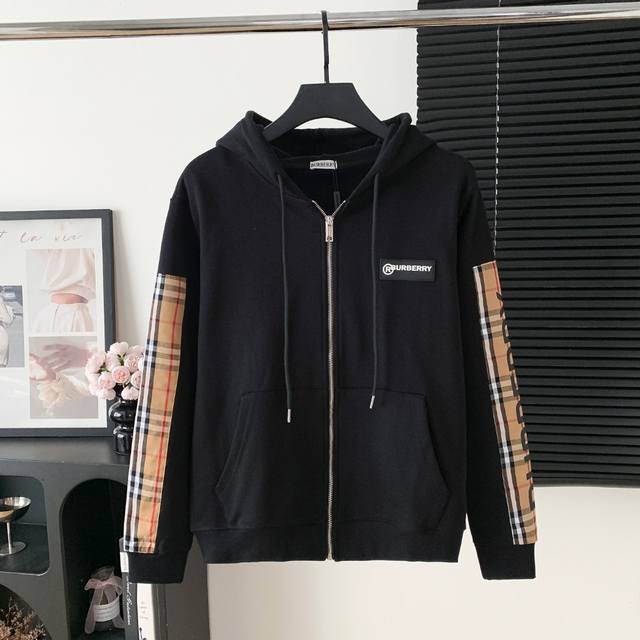 款号：A97 巴宝莉硅胶小标拉链连帽外套 衣服面料采用原版定织定染纯棉毛圈420G高克重面料，柔软亲肤细腻。做工细致，厚度适中，后领织带包边延伸到肩部加固，细节